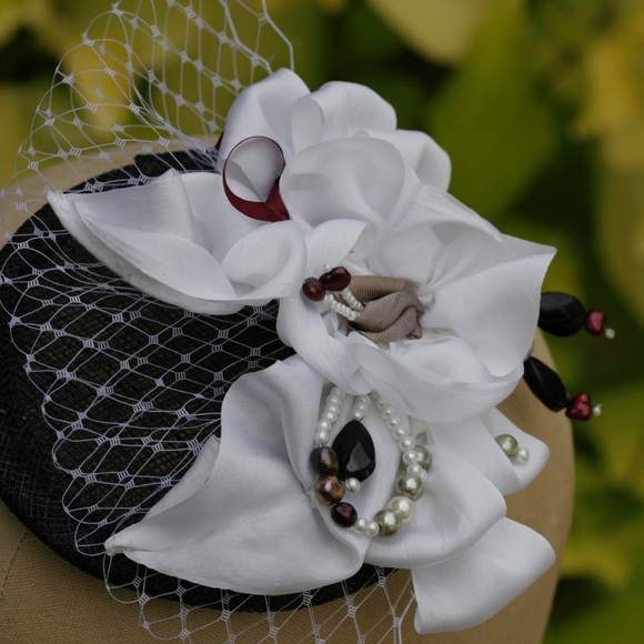 Vintage inspired fascinator with handmade flowers - Picture 1 of 8